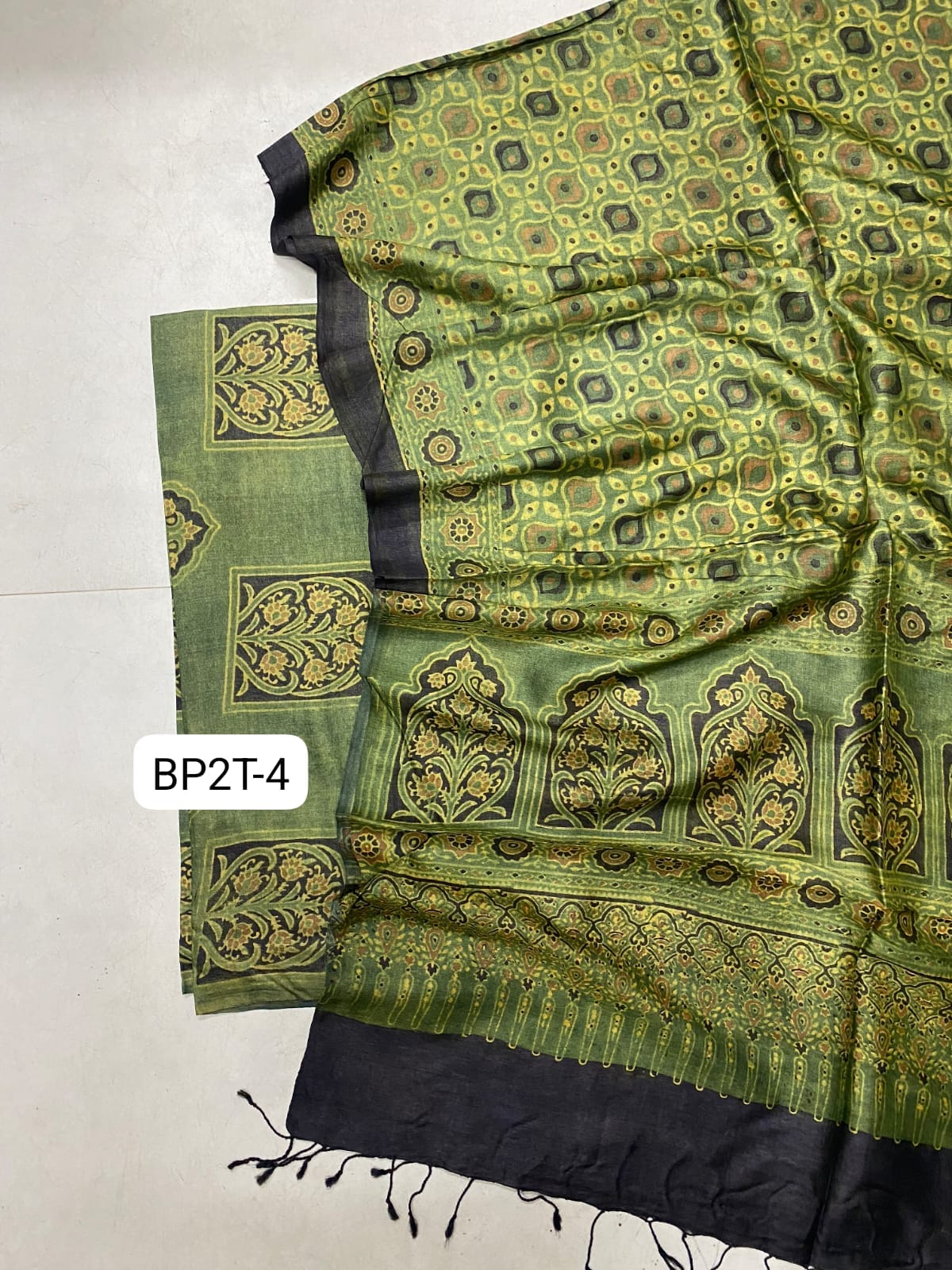 Arav Ethnics Tassar 2 piece Suit-Set in Ajrakh Print